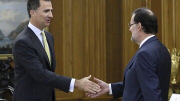El rey saluda al presidente del Gobierno, Mariano Rajoy 