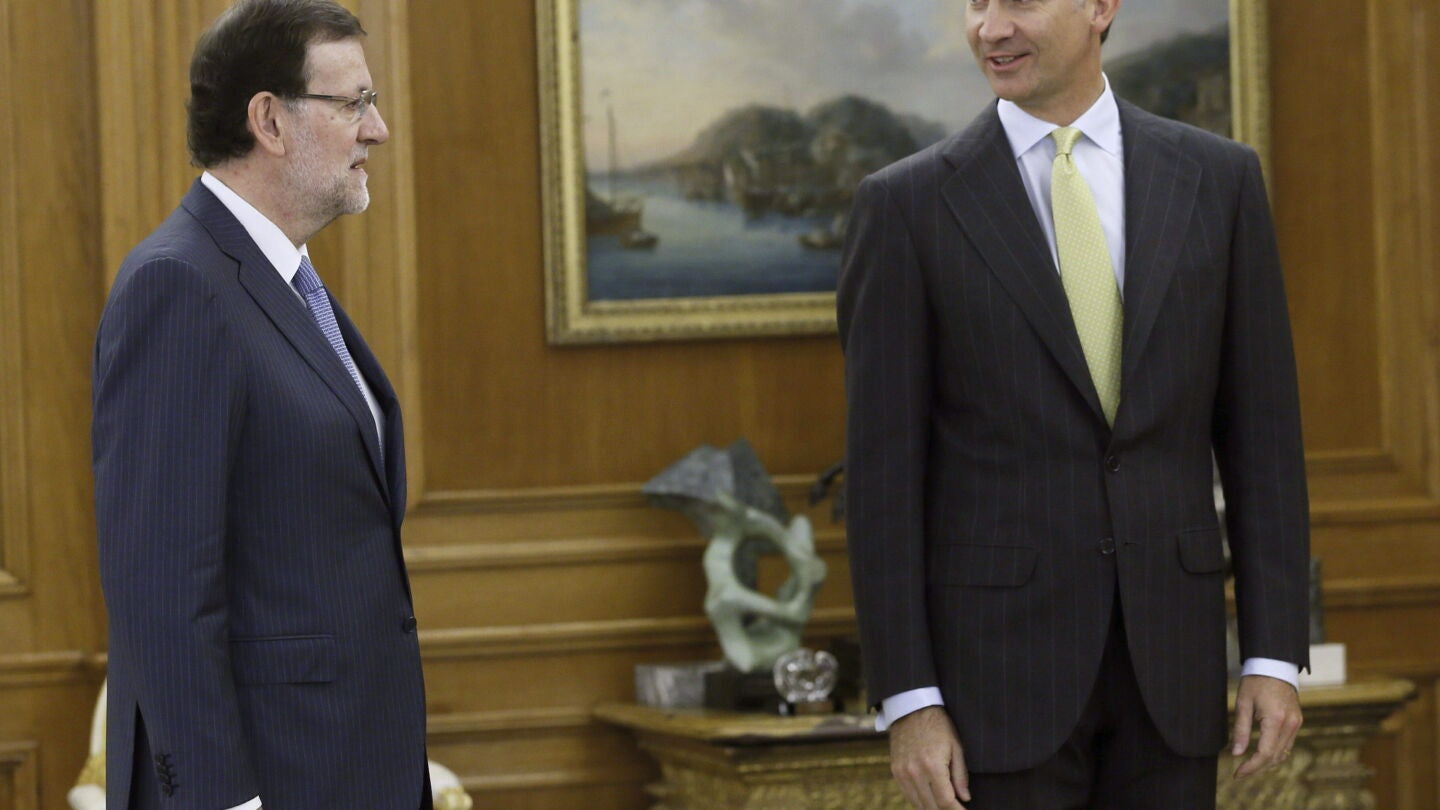 El rey conversa con el presidente del Gobierno, Mariano Rajoy 