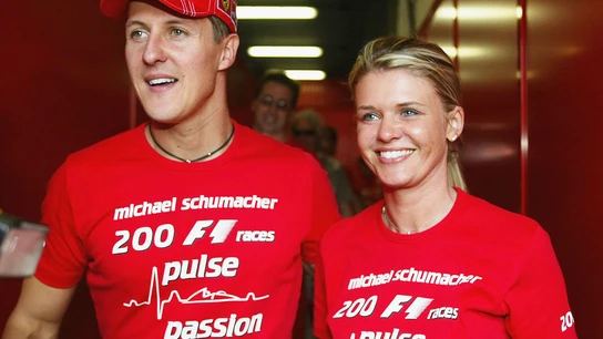 Corinna, en 2004 celebrando junto a Michael Schumacher sus 200 carreras Corinna, en 2004 celebrando junto a Michael Schumacher sus 200 carreras