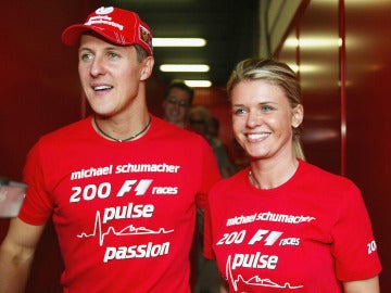 Corinna, en 2004 celebrando junto a Michael Schumacher sus 200 carreras Corinna, en 2004 celebrando junto a Michael Schumacher sus 200 carreras