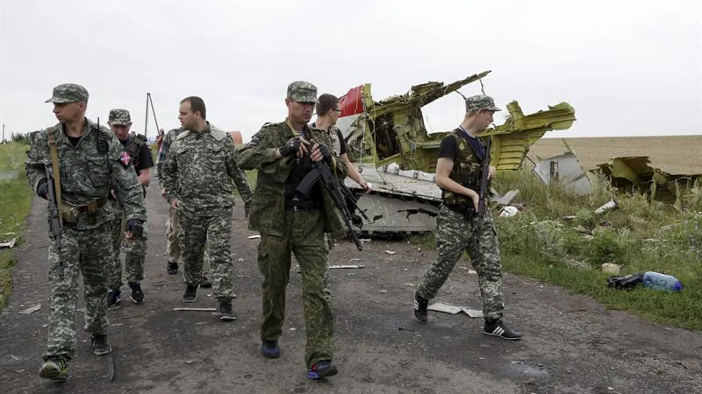 Rebeldes prorrusos, en la zona donde cayó el avión de Malaysia Airlines Rebeldes prorrusos, en la zona donde cayó el avión de Malaysia Airlines