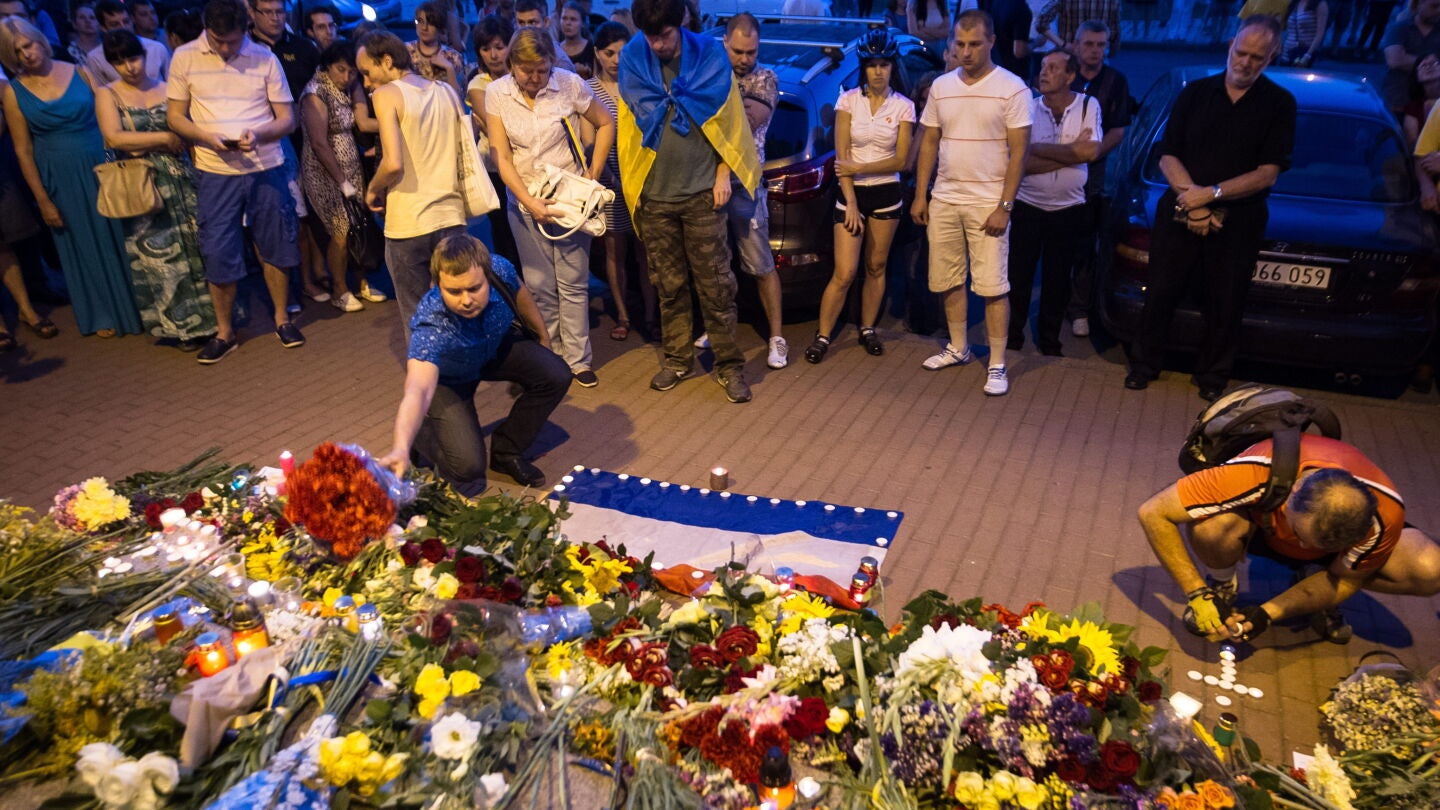 Varias personas ubican ramos de flores en conmemoraci&oacute;n de las v&iacute;ctimas del avi&oacute;n estrellado