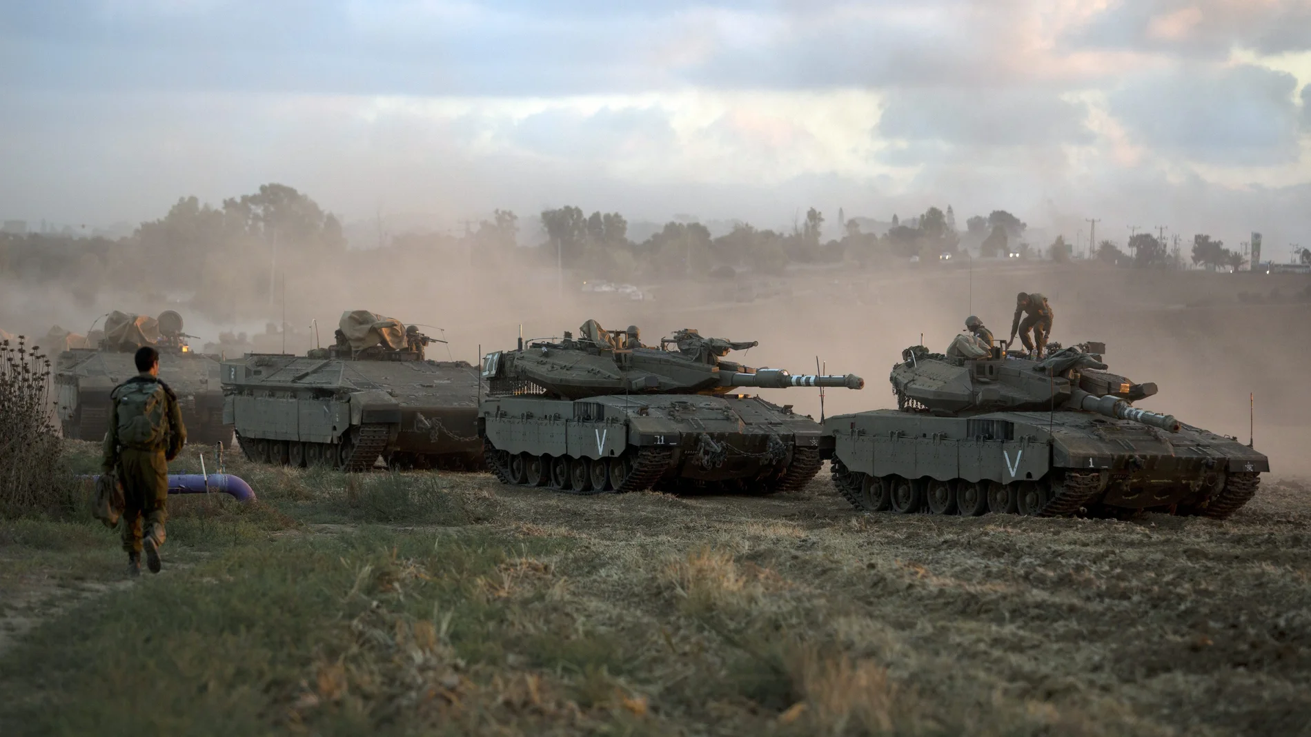 Vehículos armados israelíes regresan tras unas maniobras en una zona del sur de Israel