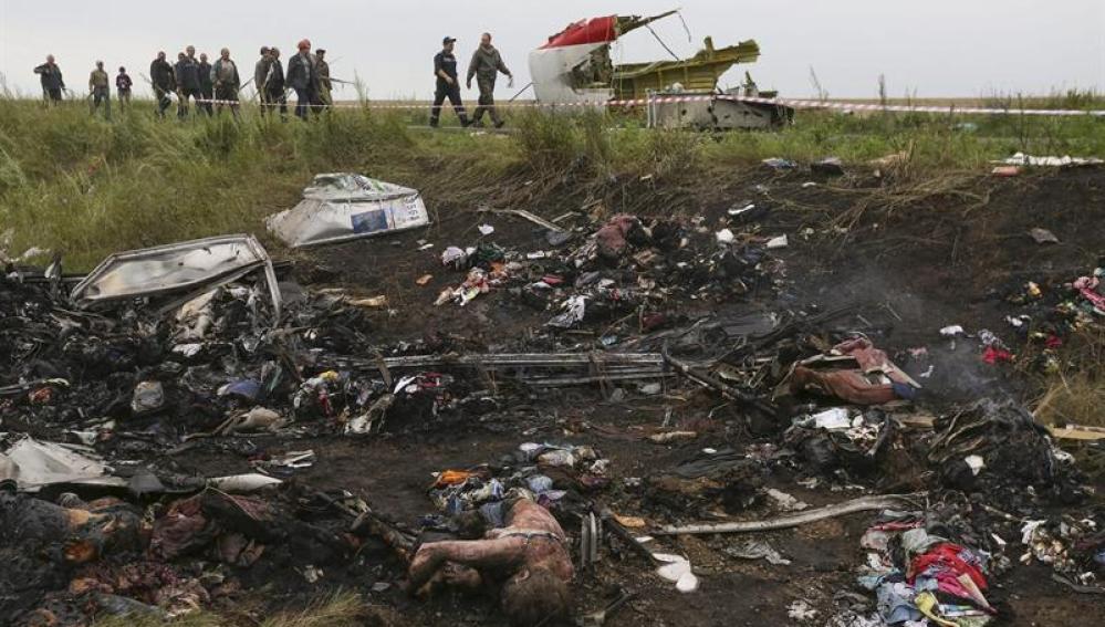 Vista de restos de fuselaje del avión Boeing 777 del vuelo MH17