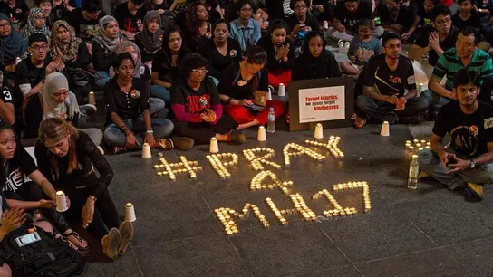 cientos de personas rezan por los pasajeros del vuelo MH17 cientos de personas rezan por los pasajeros del vuelo MH17