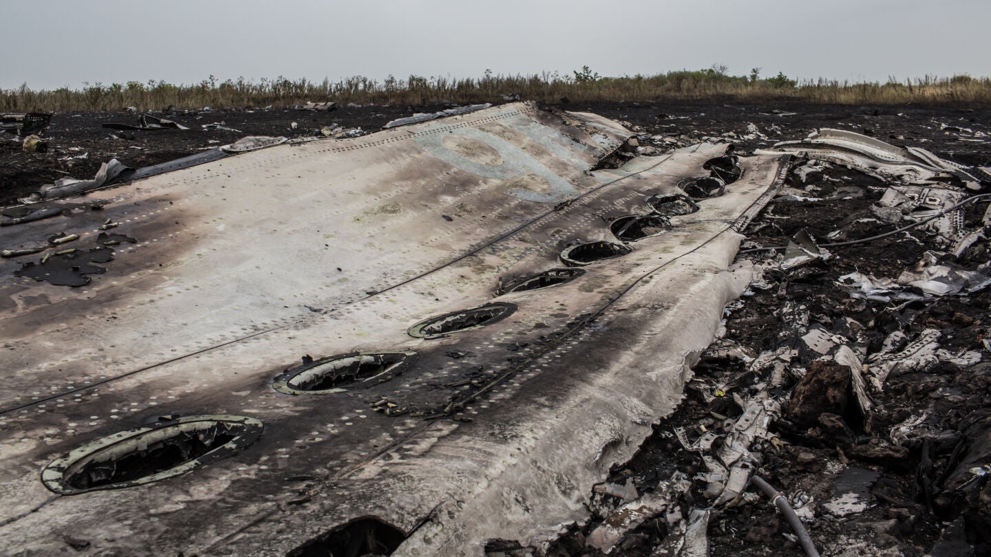 Restos del fuselaje del avi&oacute;n de Ucrania