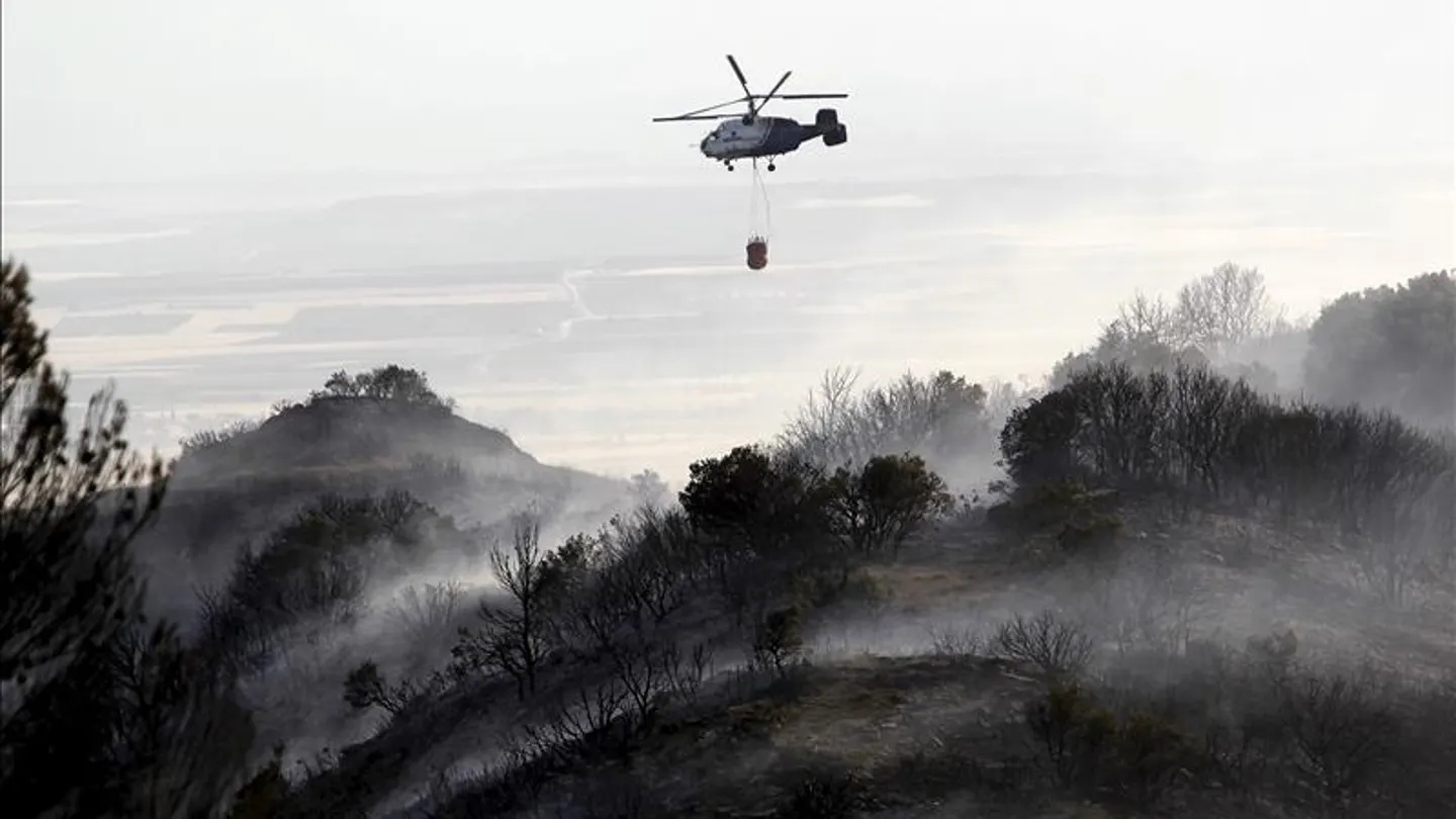 Un helicóptero en tareas de extinción del incendio que se declaró en la zona de la Cruz, el término municipal de Ujué (Navarra) Un helicóptero en tareas de extinción del incendio que se declaró en la zona de la Cruz, el término municipal de Ujué (Navarra)