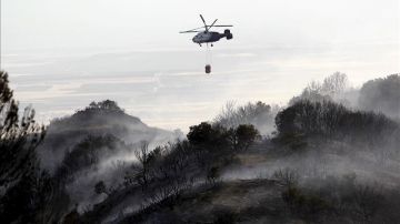 Un helicóptero en tareas de extinción del incendio que se declaró en la zona de la Cruz, el término municipal de Ujué (Navarra)
