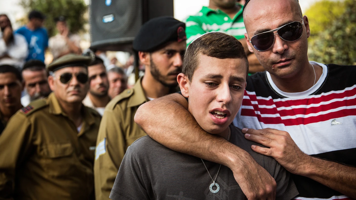 Un israelí llora en un funeral Un israelí llora en un funeral