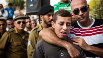 Un israelí llora en un funeral