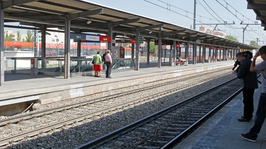 Un cámara graba el lugar de la estación de Cercanías de Leganés Central Un cámara graba el lugar de la estación de Cercanías de Leganés Central