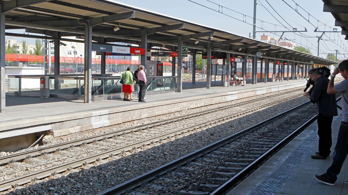 Un c&aacute;mara graba el lugar de la estaci&oacute;n de Cercan&iacute;as de Legan&eacute;s Central