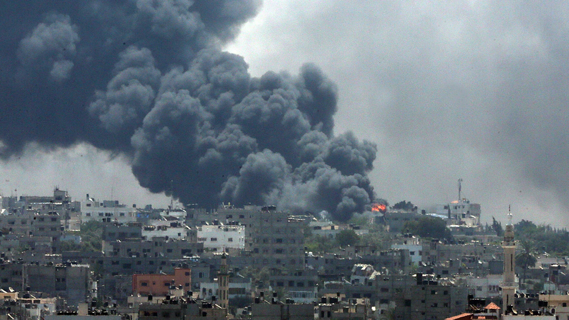 El humo cubre el barrio Al Shejaeiya de Gaza trasn los atauqes israelís