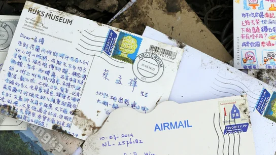 Varias postales y cartas selladas en Amsterdam permanecen entre los restos del avión de Malaysia Airlines siniestrado Varias postales y cartas selladas en Amsterdam permanecen entre los restos del avión de Malaysia Airlines siniestrado