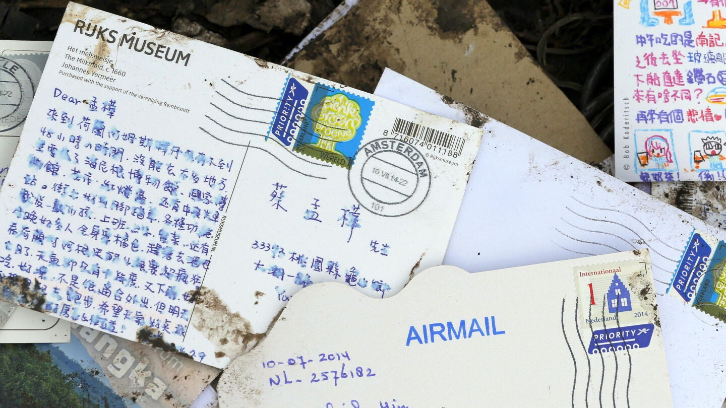 Varias postales y cartas selladas en Amsterdam permanecen entre los restos del avi&oacute;n de Malaysia Airlines siniestrado