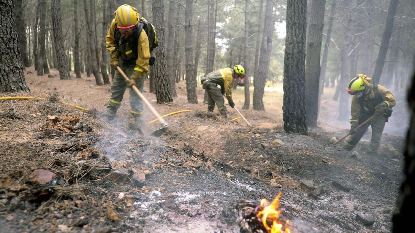 Operarios trabajan en las labores de extinci&oacute;n del incendio 