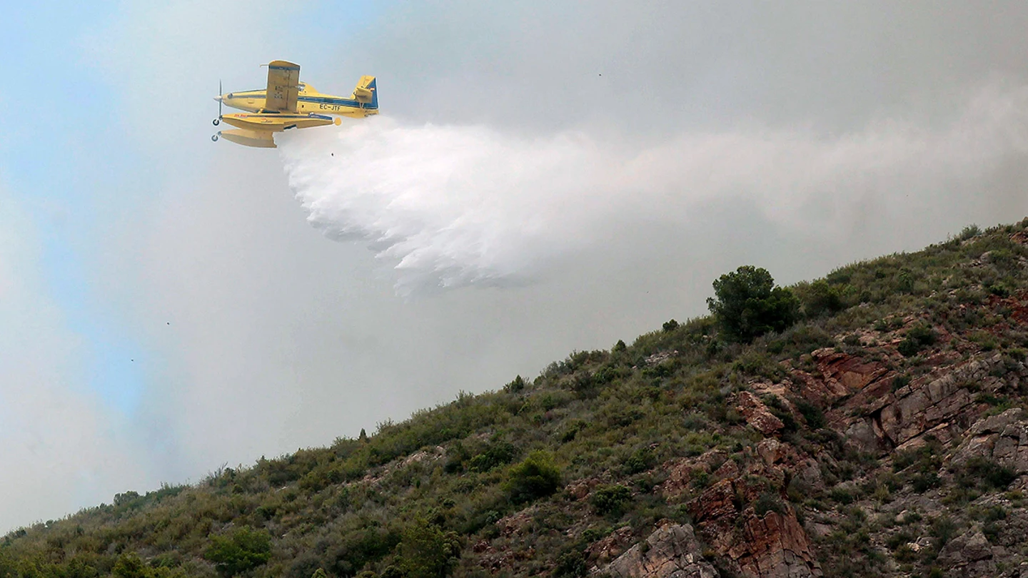 Avión participando en las labores de extinción en Vall D'Uixó Avión participando en las labores de extinción en Vall D'Uixó