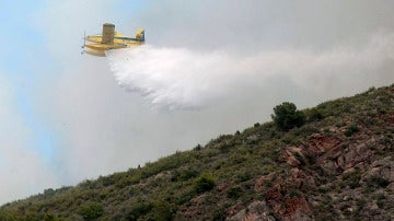 Avión participando en las labores de extinción en Vall D'Uixó