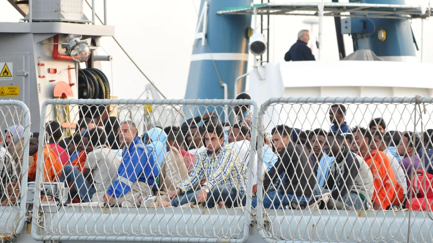 Un grupo de inmigrantes rescatado en alta mar por la Marina italiana Un grupo de inmigrantes rescatado en alta mar por la Marina italiana