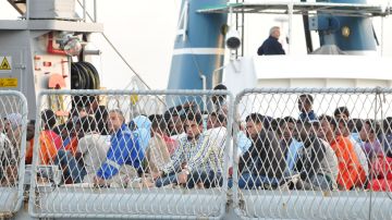 Un grupo de inmigrantes rescatado en alta mar por la Marina italiana