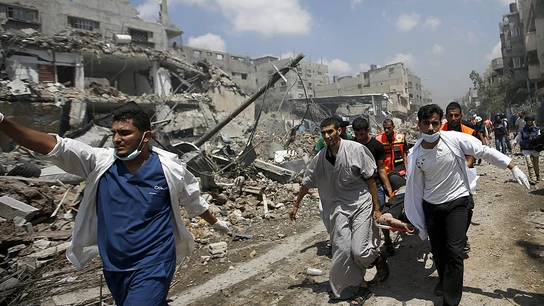 Equipos médicos de Al Shejaeiya evacúan a un palestino Equipos médicos de Al Shejaeiya evacúan a un palestino