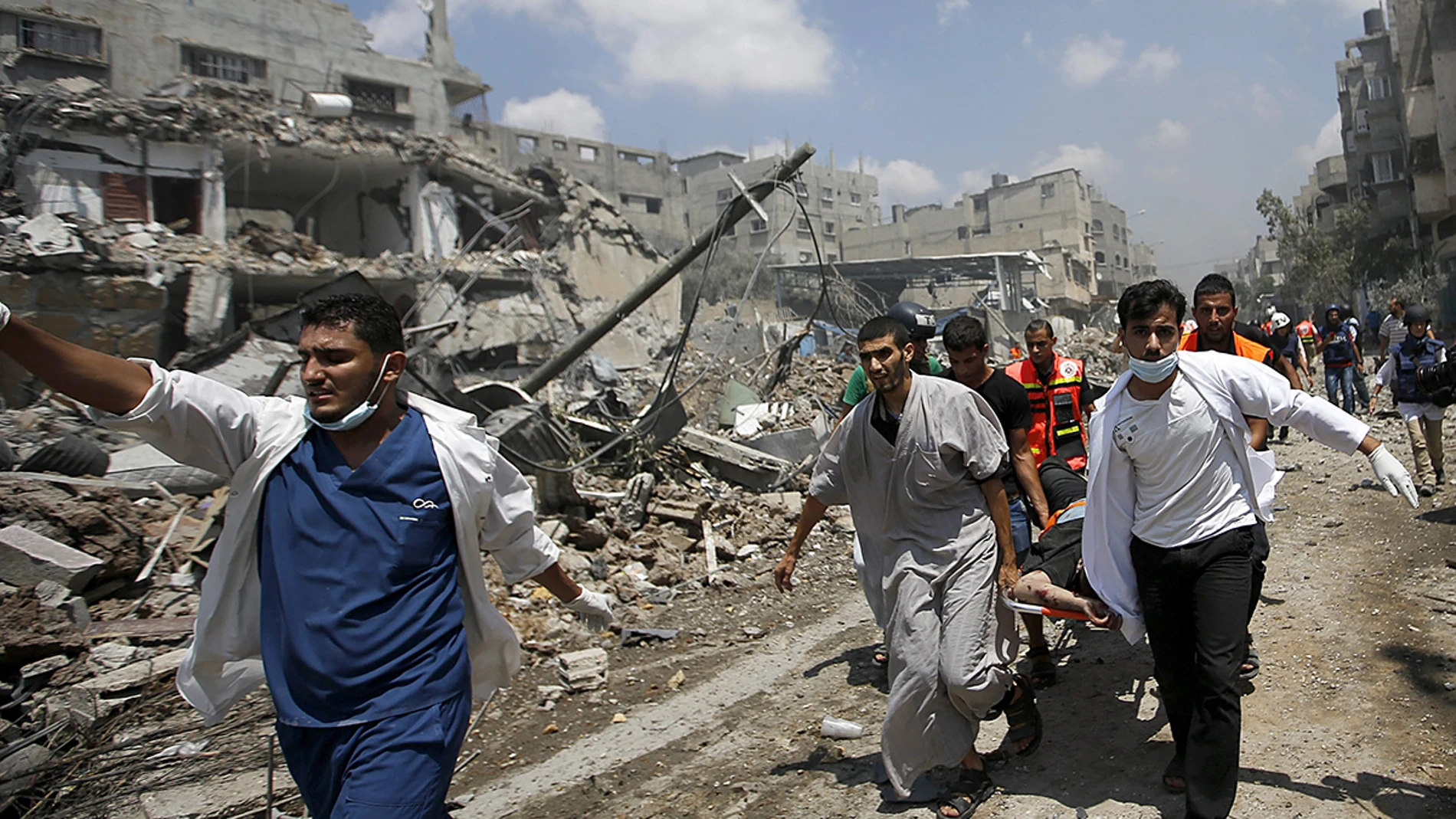 Equipos médicos de Al Shejaeiya evacúan a un palestino