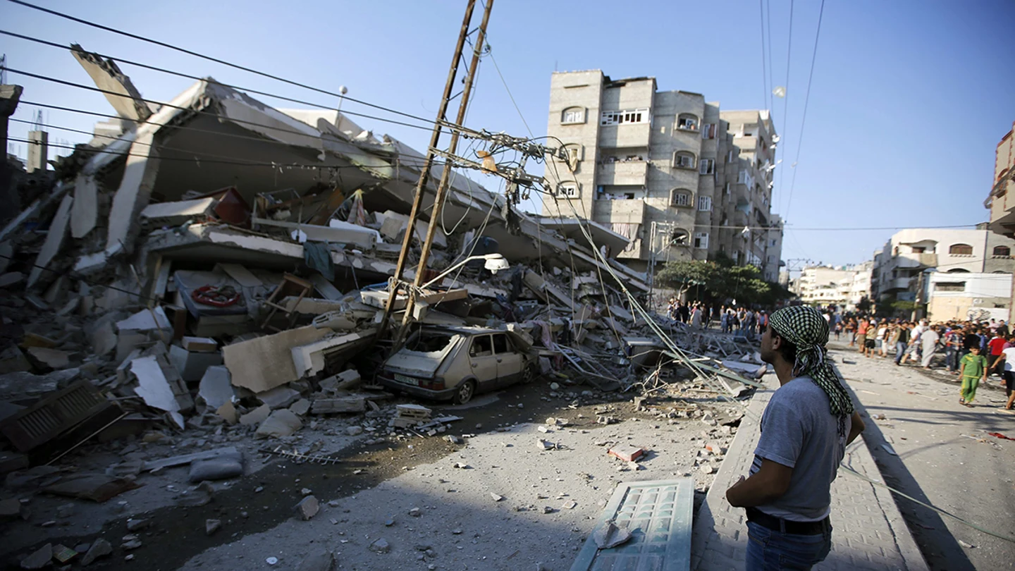 Un edificio destruido por una bomba en la Franja de Gaza Un edificio destruido por una bomba en la Franja de Gaza