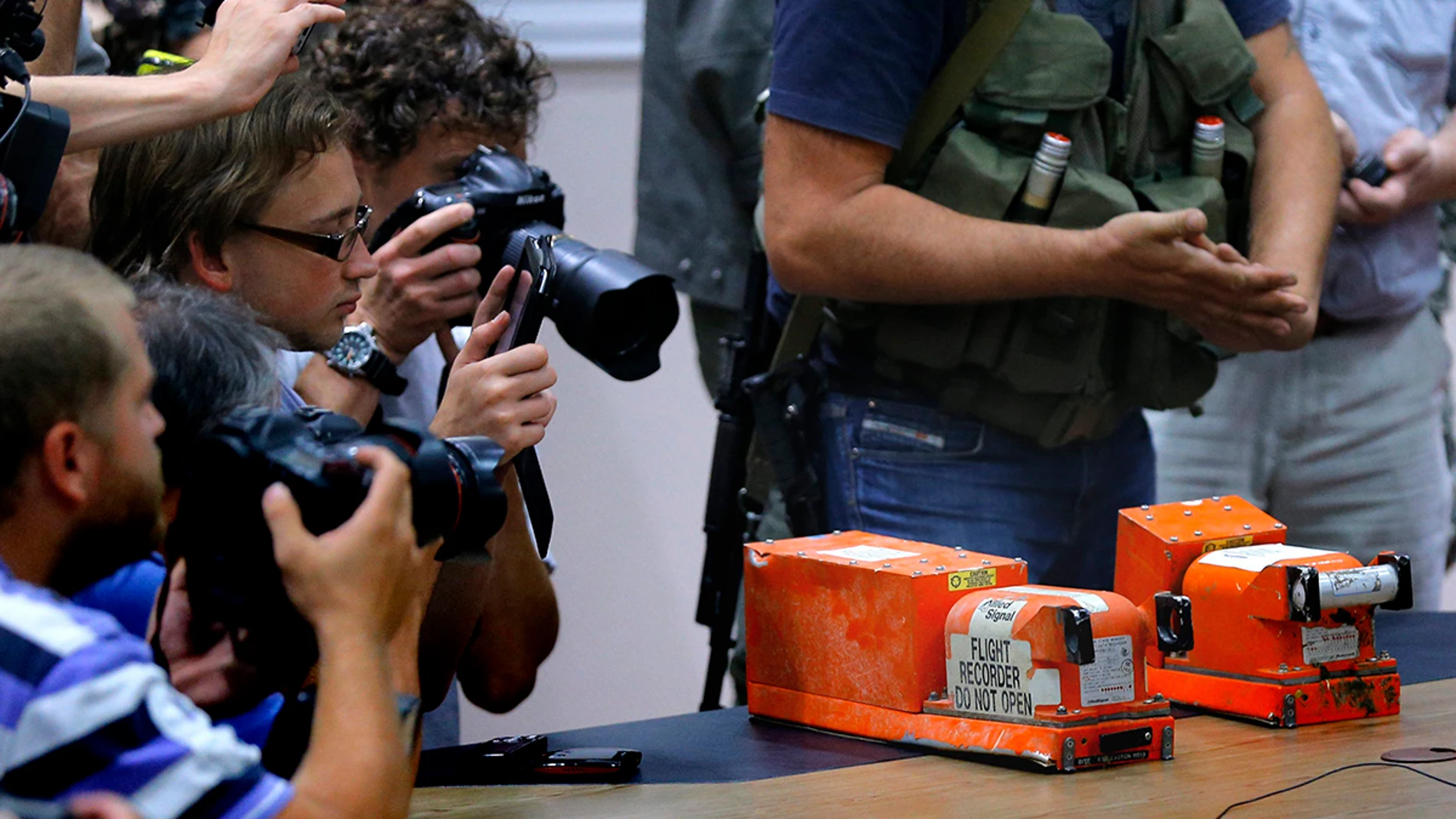Periodistas toman imágenes de las dos cajas negras del vuelo MH17