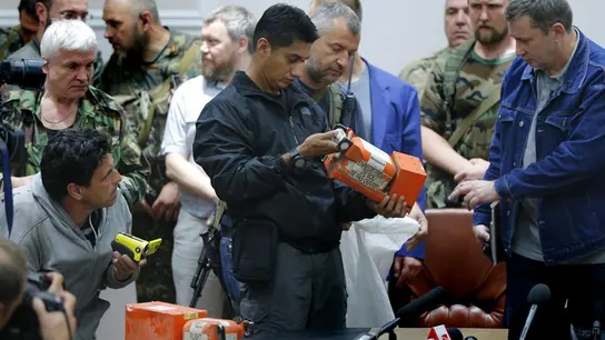 Un experto malasio revisa una caja negra del vuelo MH17 Un experto malasio revisa una caja negra del vuelo MH17