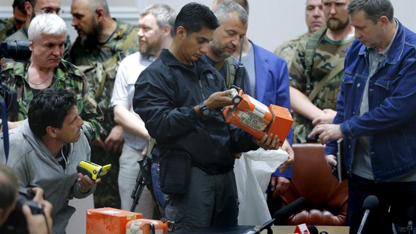 Un experto malasio revisa una caja negra del vuelo MH17