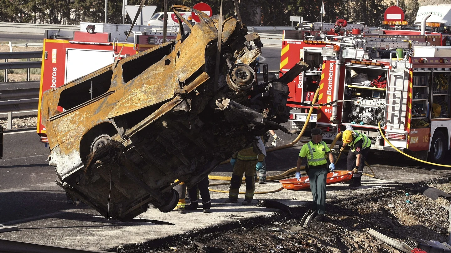 El reventón de un neumático del camión pudo causar el accidente de Alicante El reventón de un neumático del camión pudo causar el accidente de Alicante
