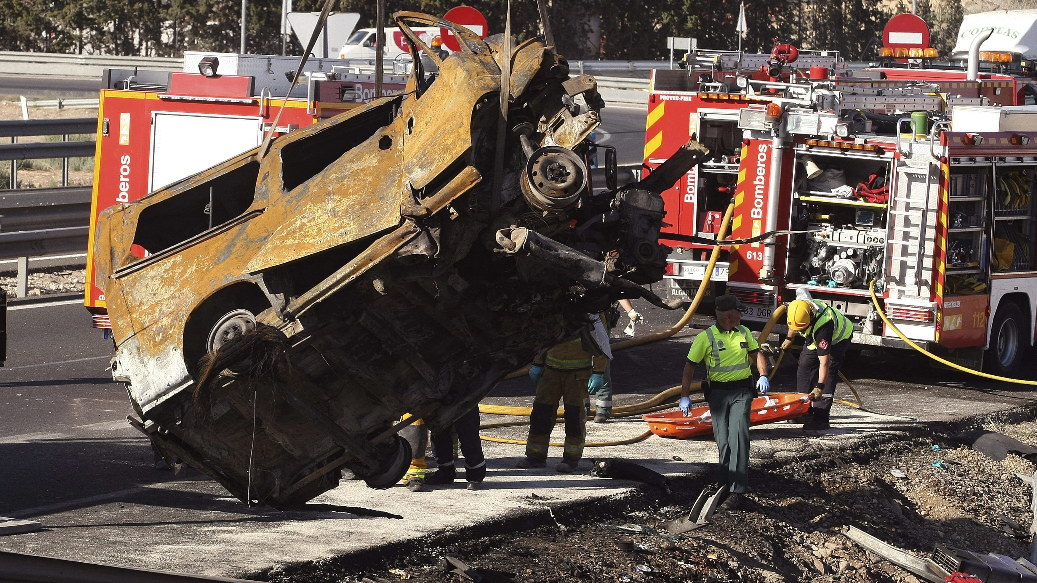El reventón de un neumático del camión pudo causar el accidente de Alicante El reventón de un neumático del camión pudo causar el accidente de Alicante