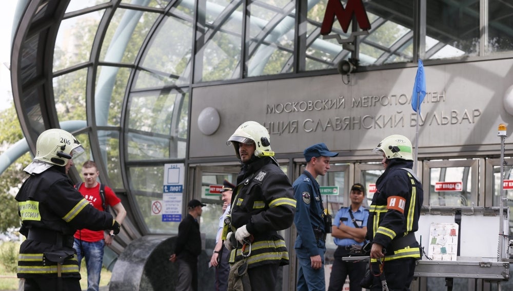 Los bomberos acuden a la estación de metro 'Slaviansky Boulevard' tras el descarrilamiento 