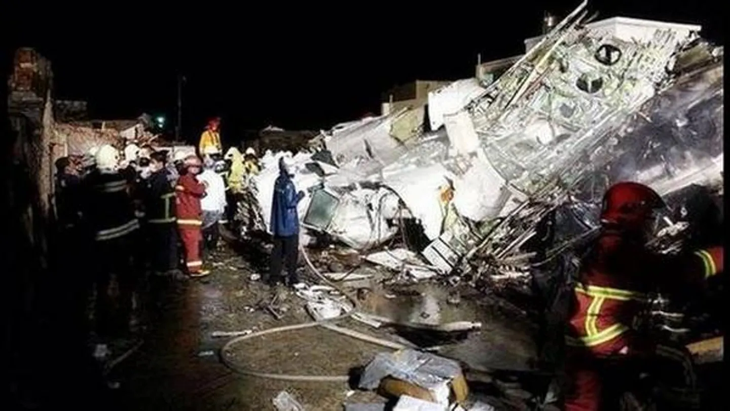 Escombros debido al aterrizaje de emergencia del avión Escombros debido al aterrizaje de emergencia del avión
