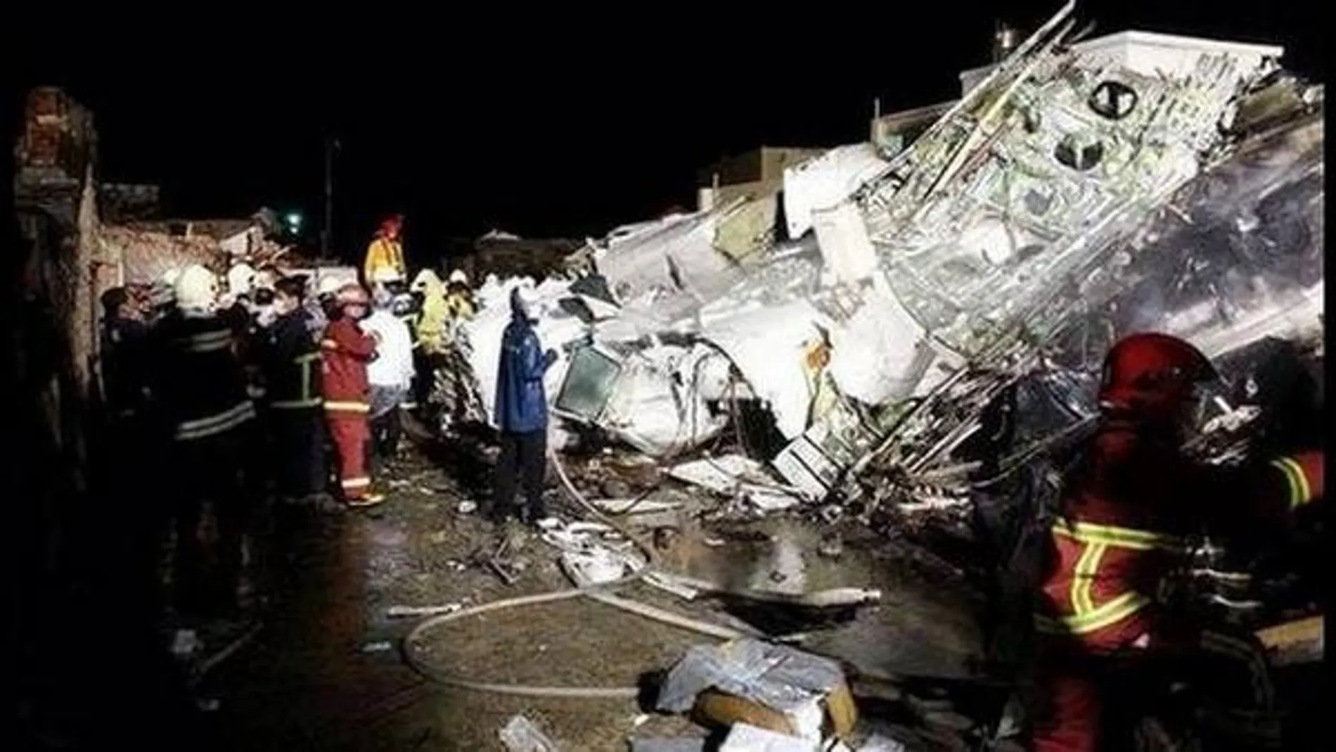 Escombros debido al aterrizaje de emergencia del avión