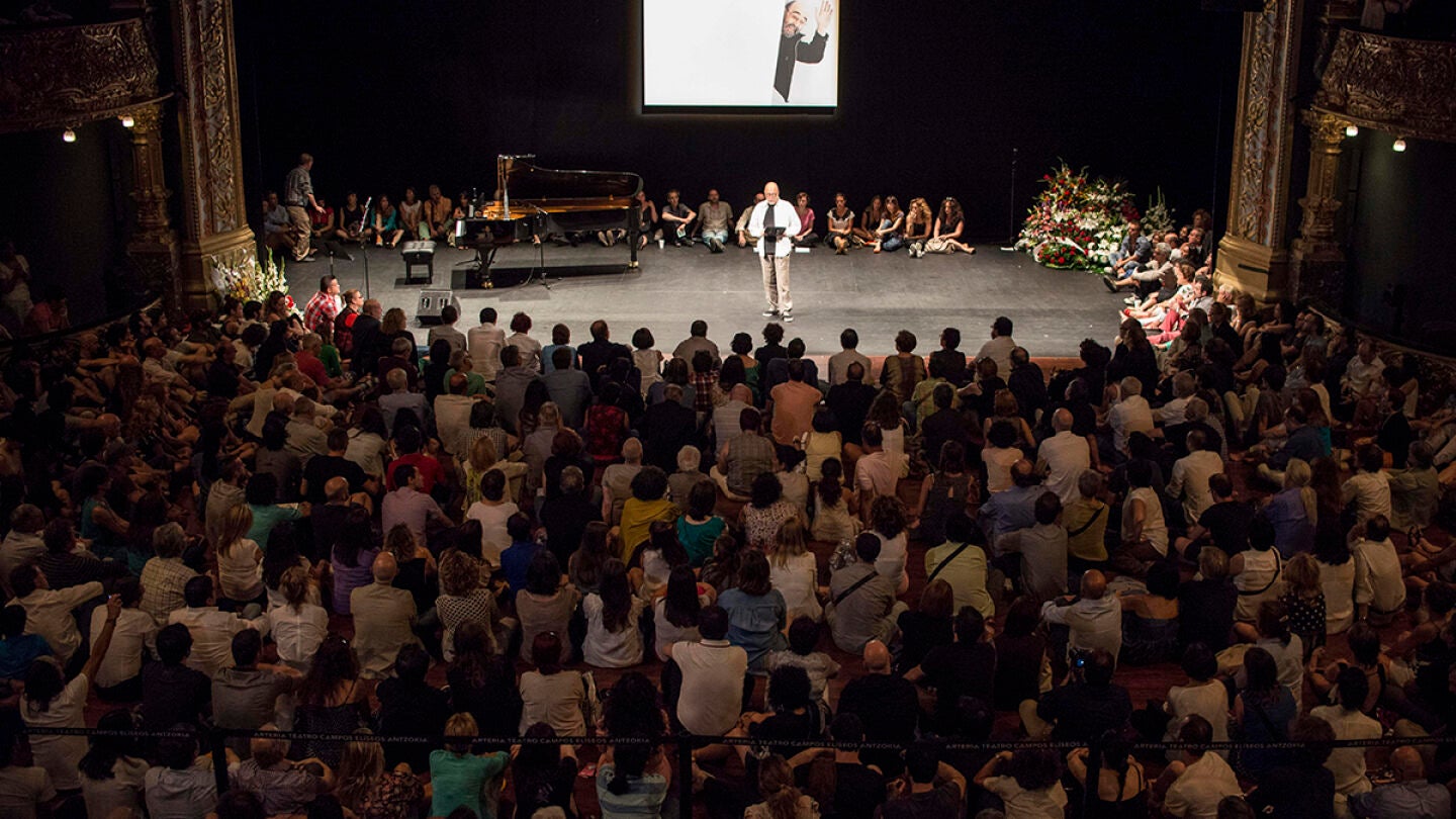 Homenaje de despedida a &Aacute;lex Angulo