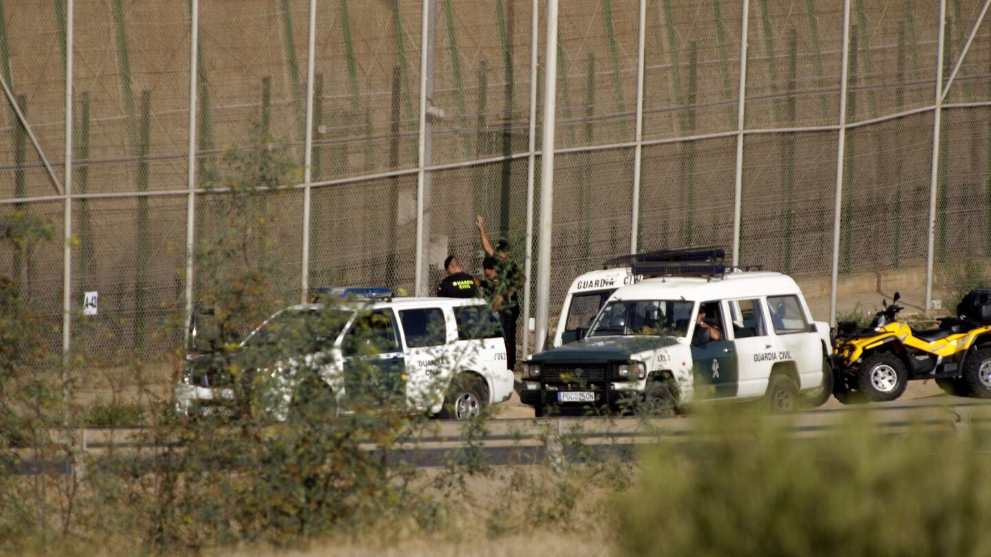 Agentes de la Guardia Civil en la valla perimetral que separa Melilla de Marruecos