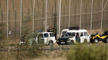 Agentes de la Guardia Civil en la valla perimetral que separa Melilla de Marruecos