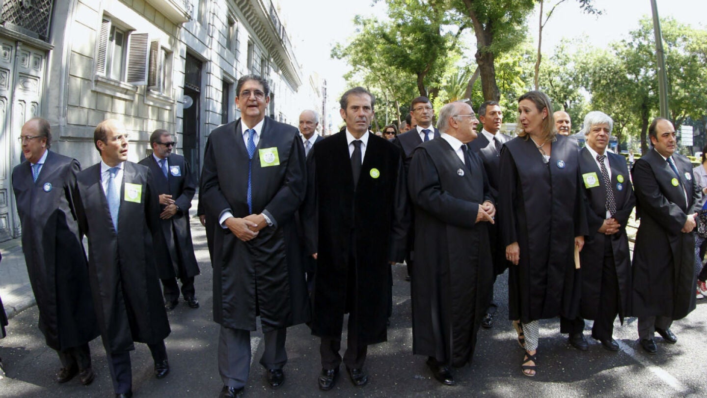 Varios abogados encabezando la protesta.