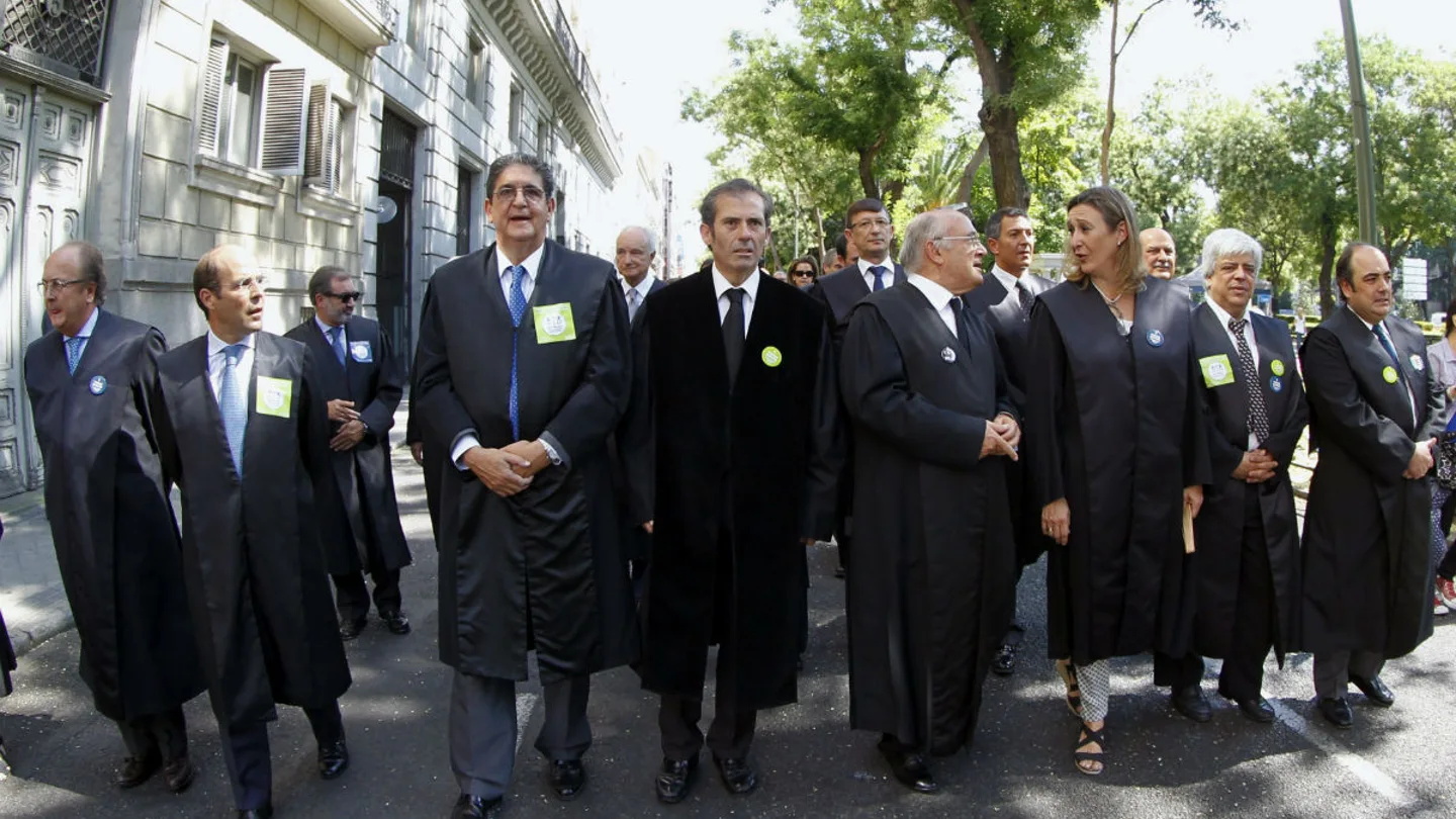 Varios abogados encabezando la protesta. Varios abogados encabezando la protesta.