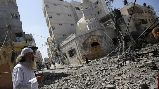 Bombardeo frente a una mezquita en Gaza Bombardeo frente a una mezquita en Gaza