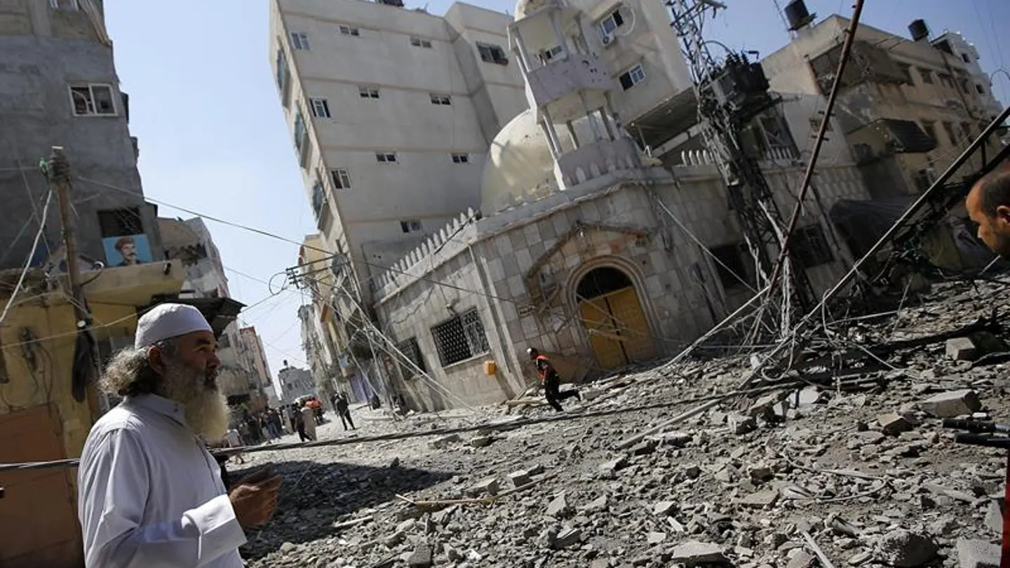 Bombardeo frente a una mezquita en Gaza Bombardeo frente a una mezquita en Gaza