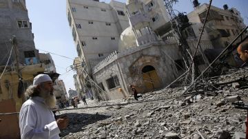 Bombardeo frente a una mezquita en Gaza