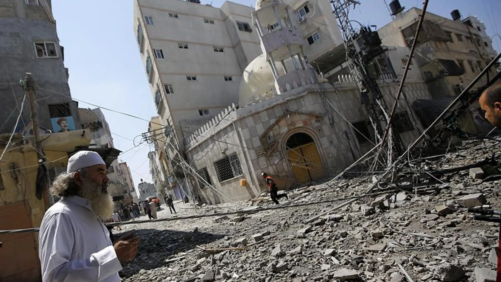 Bombardeo frente a una mezquita en Gaza