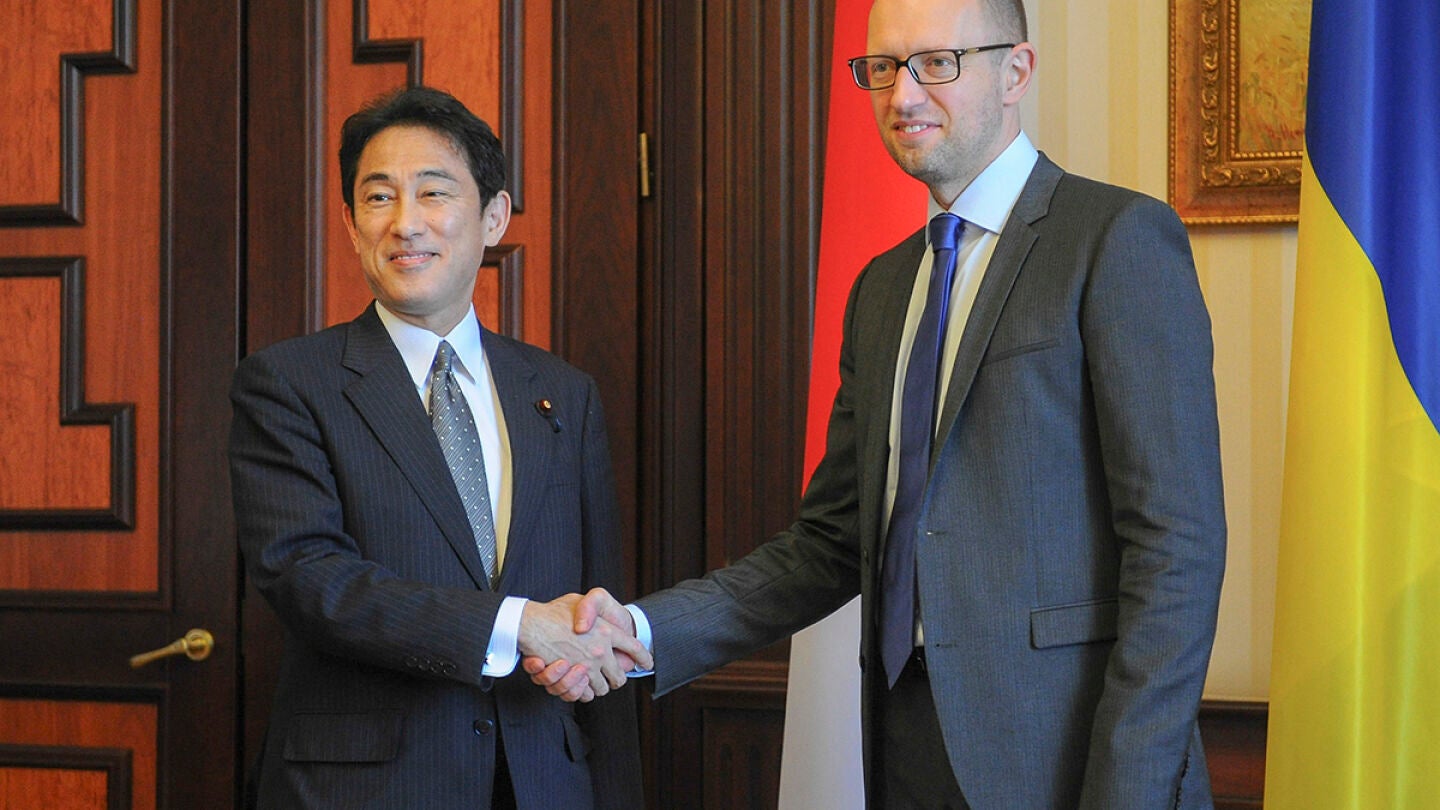 Arseniy Yatsenyuk estrecha la mano del ministro japon&eacute;s de Asuntos Exteriores, Fumio Kishida