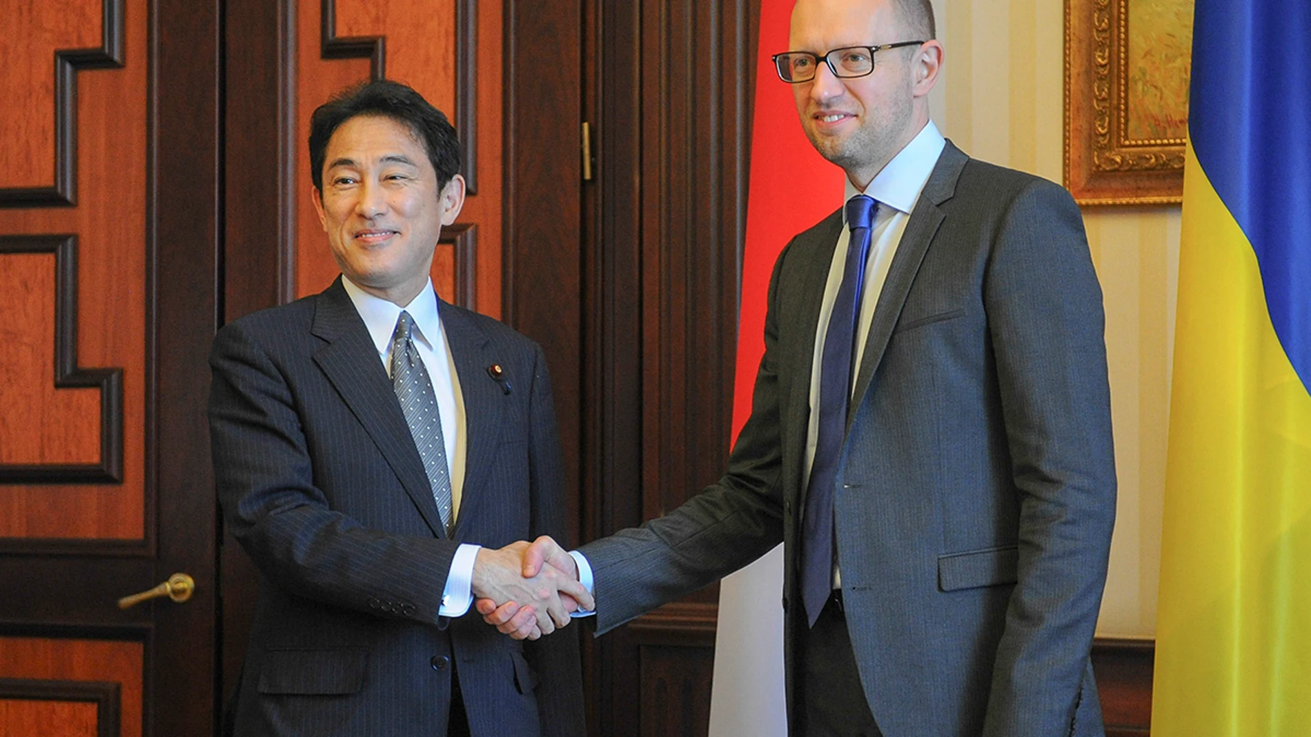 Arseniy Yatsenyuk estrecha la mano del ministro japonés de Asuntos Exteriores, Fumio Kishida