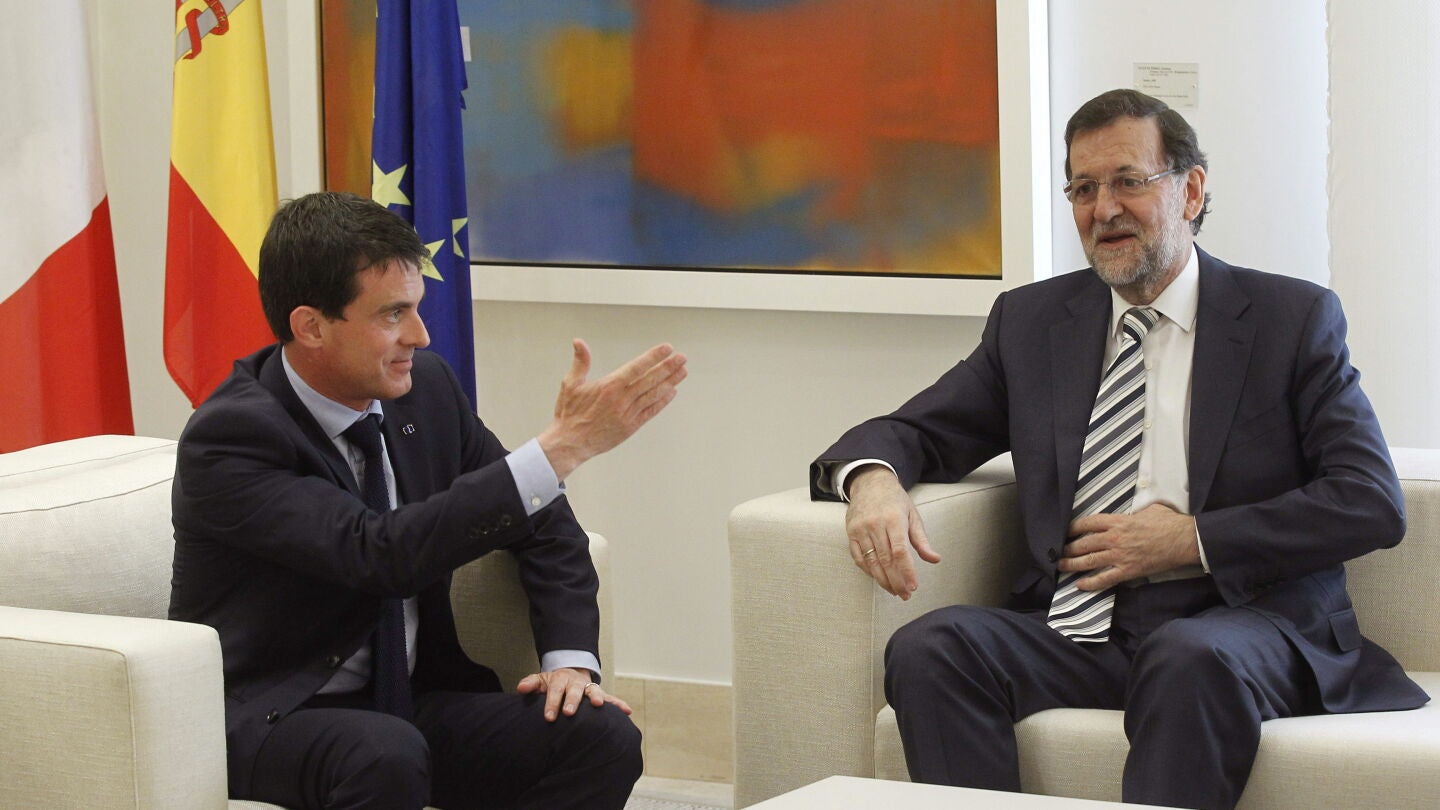 El presidente del Gobierno, Mariano Rajoy (d), junto al primer ministro franc&eacute;s, Manuel Valls