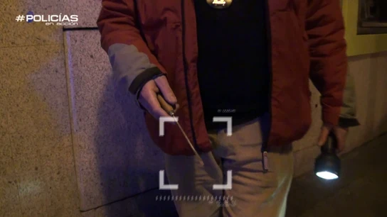 Los agentes encuentran el destornillador Los agentes encuentran el destornillador