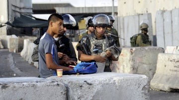 Varios soldados israelíes vigilan el puesto de control fronterizo de Qalandia