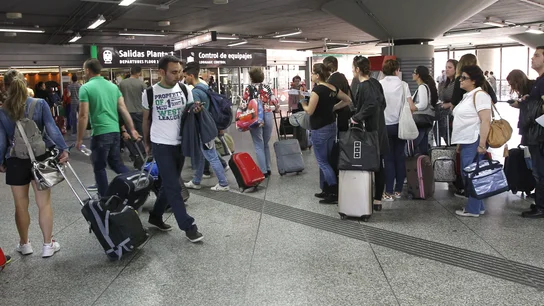 Varios viajeros esperan en la estación de tren de Atocha, en Madrid Varios viajeros esperan en la estación de tren de Atocha, en Madrid